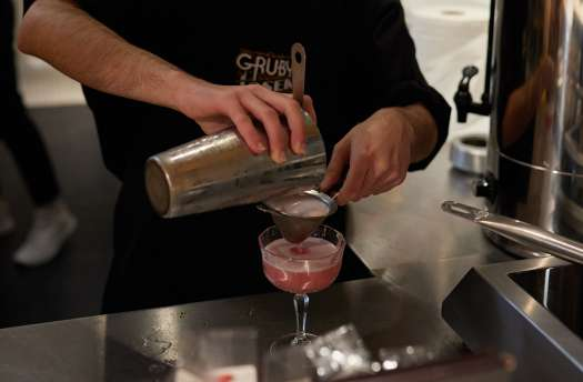 Barman szykujący degustację kraftowych drinków w centrum Warszawy