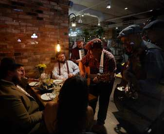 Kapela warszawska występująca na żywo w trakcie dancing w restauracji