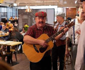 Muzyka z czasów dwudziestolecia międzywojennego w restauracji Gruby Josek